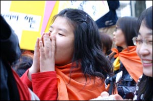 매서운 꽃샘추위도 아랑곳하지 않고 '젊음의 패기'를 한껏 뽐내는 김유라 학우 